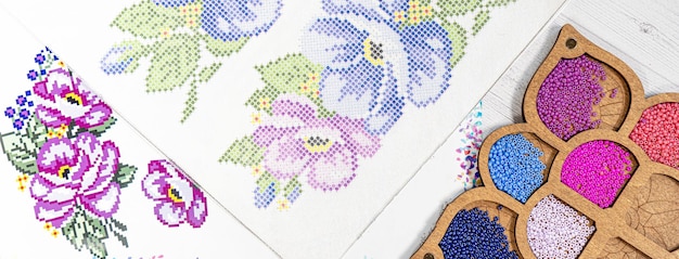 vyšívaný vzor na plátne